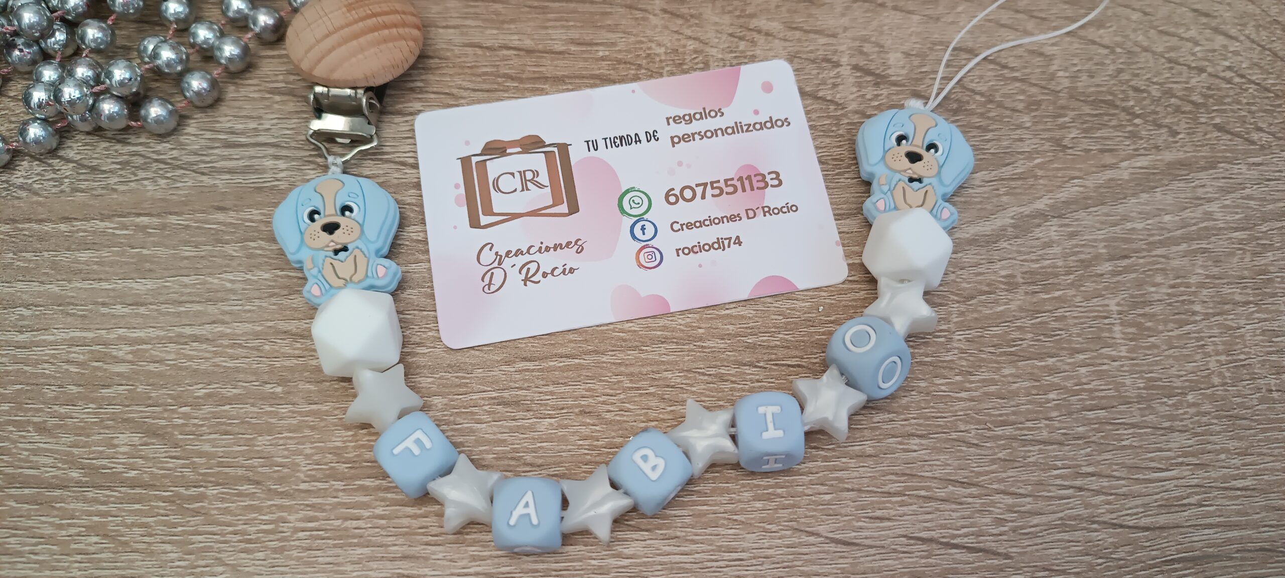 Chupetero de Silicona Personalizado con Nombre y Caja de Madera - Imagen 2